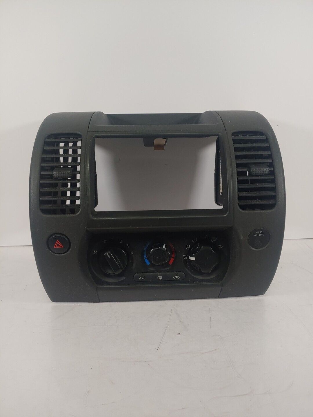 2005-12 NISSAN XTERRA PATHFINDER OEM FRONT AC CLIMATE SWITCH CONTROL RADIO BEZEL