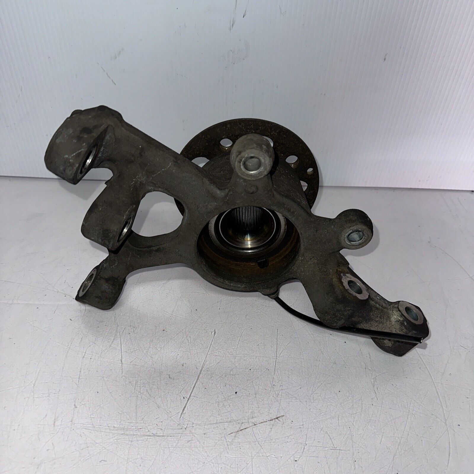 2008-2014 mercedes w204 c300 4MATIC AWD front driver left spindle knuckle hub